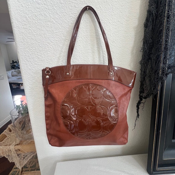 COACH LAURA SIGNATURE gorgeous Cognac Brown patent leather zipper tote - Picture 1 of 14